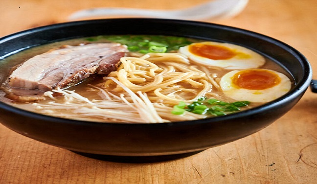 Ramen Jepang mie gandum Ala Cina yang disajikan dalam kaldu beraroma