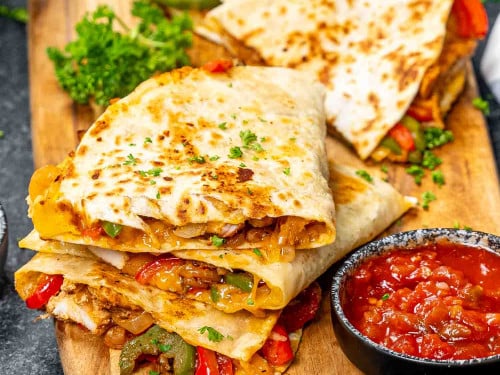 Kata quesadilla dalam bahasa Spanyol yang artinya “sesuatu yang mengandung keju”,Resep Chicken Quesadillas, Isi Keju dan Ayam Pedas!