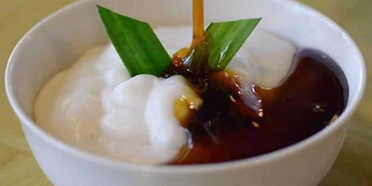 Nama bubur sumsum karena memiliki warna putih seperti warna sumsum tulang, sehingga penamaan dari penganan ini adalah bubur sumsum.