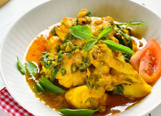 Resep Makin wangi dengan daun kemangi Ayam Woku khas Sulawesi Utara yang Sedap dan Sederhana 